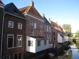 Wanneer u in appingedam de hangende keukens bezoekt, dan waant u zich waarschijnlijk even in een ver buitenland waar de mensen wegen ruimtegebrek hun keuken boven het water lieten uitsteken. Hangende Keukens Picture Of Hanging Kitchens Appingedam Tripadvisor