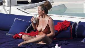 Her father is of norwegian and german descent. Xxl Ausschnitt Chrissy Teigen Supersexy Im Familienurlaub Promiflash De