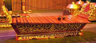Istilah gamelan merujuk pada instrumennya / alatnya, yang mana merupakan satu kesatuan utuh yang diwujudkan dan dibunyikan bersama. 12 Alat Musik Tradisional Jawa Tengah Yang Sering Digunakan Untuk Gamelan Bukareview