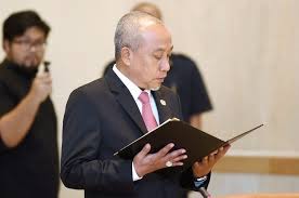 Bekas ketua setiausaha sulit perdana menteri yang berkhidmat di era najib razak, iskandar mohd kaus dilantik sebagai pengarah institut tadbiran awam negara (intan). Seramai 25 Setiausaha Politik Menteri Angkat Sumpah Pejabat Perdana Menteri Malaysia