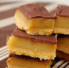 Petits Carres Fondants Au Caramel Amuses Bouche Recette Recette Dessert Gateaux Et Desserts