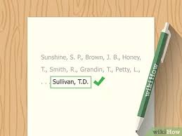 Cara penulisan nama pengarang atau penulis untuk artikel daring tidak memiliki perbedaan dengan penulisan nama dari sumber buku maupun artikel cetak yaitu jika jumlah dari penulisnya tiga orang atau bahkan lebih, cara penulisannya adalah yang ditulis hanya nama pengarang yang pertama. 3 Cara Untuk Mengutip Banyak Penulis Menggunakan Apa Wikihow