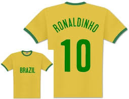 Ronaldinho mit dem signierten trikot von cr7. Ronaldinho Brasilien T Shirt Fussball Deals De