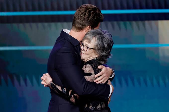 Andrew Garfield interrupts Sally Field's SAG Awards interview for a kiss on  the cheek