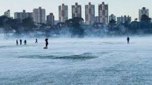 Ao longo do ano, em geral a temperatura varia de 10 °c a 26 °c e raramente é inferior a 5 °c ou superior a 30 °c. Curitiba Tem Tarde Mais Fria Da Historia E Supera Neve De 2013
