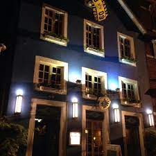 Besonders die stadt münster zieht dank ihrer historischen altstadt, dem großen verkaufsangebot, sowie der universität und. Das Blaue Haus Kneipe In Munster