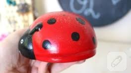 Beyaz renkli porselen sürahi ve beyaz tek renkli fincanlar ile aynı şeklide oje ile boyayarak takım cam şişe boyamak için farklı bir teknik daha var.o da akrilik boya ve yapışkanlı bant kullanarak burada görüldüğü gibi yapılıyor. Porselen Nasil Boyanir 10marifet Org