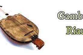 Riasan ini selain mendukung simbolisasi tarian, juga memberikan kesan cantik pada gadis gadis riau yang siap dipinang. Alat Musik Gambus Daerah Riau