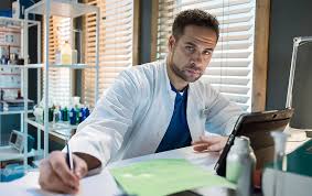 In aller Freundschaft - Die jungen Ärzte"-Star Mike Adler: Küsschenfoto  hinter den Kulissen!