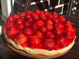 4.erdbeeren auf den kuchen geben, mit mandeln bestreuen. Erdbeer Vanillepudding Tortchen Das Muffin Madchen