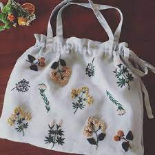 先日 樋口愉美子さんの作品展で買った 春気分 のキット完成しました 本当は掲載色のイエローが欲しかったのですが 手に入れられず しかし なかなかどうして ブルーものけぞるほど可愛いです embroidery bags embroidery purse embroidery patterns