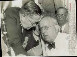 1952 Press Photo Governor John Fine and G. Mason Owlett confer in Chicago. 