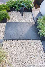 Plaques de porte et ardoises gravées. Une Allee Pour Le Jardin Avec Dalles En Ardoise Et Graviers Blanc Leroy Merlin