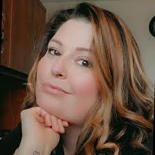 Melissa Midkiff's Instagram, Twitter & Facebook