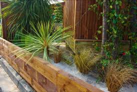 Realisation D Une Traverse Paysagere En Pin Pour Delimiter Vos Espaces Bois Finition Moderne Traverse Paysagere Traverse Bois Paysagiste
