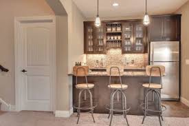Desain dapur pertama ini adalah milik instagramer dengan akun seperti tampak pada gambar sebuah dapur mungil memanjang yang terlihat cantik dan terasa nyaman. 7 Contoh Mini Bar Minimalis Untuk Dapur Yang Mungil Pinhome