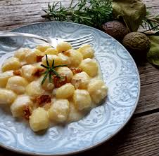 Rimuovere le noci ed aggiungere il latte (tenendo sempre il fuoco a fiamma medio/alta), unire quindi il gorgonzola ed iniziare a mescolare energicamente per far sciogliere il formaggio. Gnocchi Di Patate Ai Formaggi E Noci Imprastando