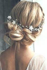 Brautfrisur Lockerer Knoten Mit Blumen Brautfrisur Hochzeit Frisur Hochzeit Hochzeitsfrisuren Brautfrisur