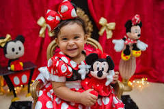 How does Minnie Mouse say hello?