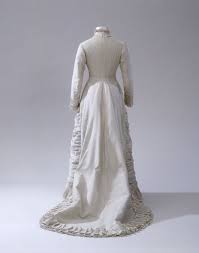 Maybe you would like to learn more about one of these? 1881 Brautkleid Germanischen Nationalmuseum Nurnberg Objektkatalog Modestil Viktorianischer Stil Kleiderschrank Vintage