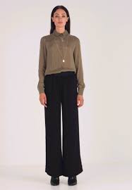 The danish fashion house and american lifestyle brand have joined forces for the utilitarian streetwear bag and accessories collaboration of our dreams. Samsoe Samsoe Nessie Stoffhose Black Schwarz Zalando Pl