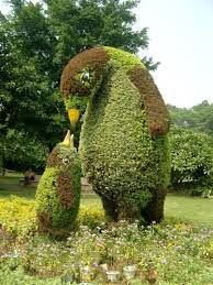 17 Unique Bush And Shrub Sculptures With Pictures Topiary Topiary Garden Bushes And Shrubs