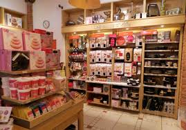 Showroom de cuisine de 370 m² à nanterre, des cuisines de toutes gammes italiennes à prix abordables. Boutique Alice Delice Centre Bercy Village