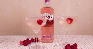 Wir Lieben Gin Und Fur Alle Die Es Gerne Etwas Fruchtiger Mogen Hat Gordon S Die Pinke Variante Ihres Gins Mit Beeren Gezaubert Pink Gin Gin Getranke