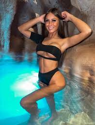 Toutes les photos de Tifany Wallemacq nue et seins nus - Whassup