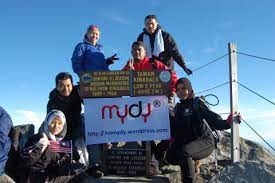 Gunung kinabalu yang terletak di sabah merupakan puncak tertinggi di malaysia dan puncak tertinggi pulau borneo yang ketinggiannya mencecah 4,095 meter dari aras laut serta merupakan puncak tertinggi di asia tenggara. Persediaan Mendaki Mt Kinabalu The Life Journey