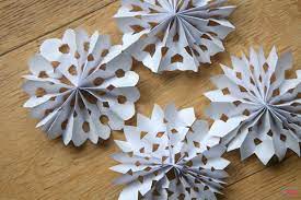 Pliage dans cette étape, vous devez plier le papier. Diy Flocon De Neige En 3d Avec Une Video Cabane A Idees