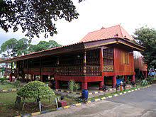 Dinding depan dan perhiasannya ialah penggabungan seni reka bentuk timur dan barat. Rumah Melayu Wikipedia Bahasa Melayu Ensiklopedia Bebas