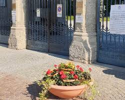 В lidl на пазар преглед. Ciotole Di Fiori Davanti Al Cimitero Monumentale Di Bergamo Bergamonews