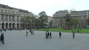 Az európai szinten is példátlanul decentralizált, önálló. Tuntetes A Magyar Labdarugasert A Parlamentnel Youtube