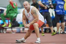 Z powodu porażenia mięśni klatki piersiowej miał problemy z odksztuszaniem śliny. Piotr Malachowski Kim Jest Sylwetka Polskiego Lekkoatlety Piotr Malachowski Zona Rodzina Osiagniecia Super Express