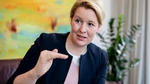 Karsten giffey, der mann von bundesfamilienministerin franziska giffey (spd) ein sprecher des zuständigen berliner verwaltungsgerichtes bestätigt die entfernung von karsten giffey aus dem dienst. Gleichstellung Frauenministerin Giffey Macht Jetzt Auch Mannerpolitik Welt