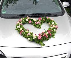 Jedes autoherz , jede autogirlande, jedses autogesteck ist ein unikat. Blumenschmuck Fur Fahrzeuge Autoschmuck Hochzeitsfloristik Blumen Fur Fahrzeuge Der Hochzeit Dekorationen Fur Das Brautauto Kutsche Hochzeit Blumen Fur Die Motorhaube Hochzeit Blumenherz Spiegelschleife Spiegelschleifen Autogirlande Hochzeit Girlande