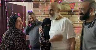 وصل أشرف السعد، رجل الأعمال المصري الذي كان هاربا في لندن، إلى منزله في محافظة الدقهلية مساء اليوم السبت بعدما أخلت نيابة الأسكندرية سبيله على ذمة قضايا متهم فيها بالتبديد. Ù†Ù†Ø´Ø± Ø£ÙˆÙ„Ù‰ Ù„Ø­Ø¸Ø§Øª ÙˆØµÙˆÙ„ Ø£Ø´Ø±Ù Ø§Ù„Ø³Ø¹Ø¯ Ù„Ù…Ù†Ø²Ù„Ù‡ ÙˆØ§Ø³ØªÙ‚Ø¨Ø§Ù„Ù‡ Ù…Ù† Ø§Ù„Ø£Ø³Ø±Ø© Ø¨Ø§Ù„Ø¯Ù…ÙˆØ¹ ÙÙŠØ¯ÙŠÙˆ Ø§Ù„ÙŠÙˆÙ… Ø§Ù„Ø³Ø§Ø¨Ø¹