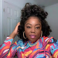 Ursula Poole's Instagram, Twitter & Facebook