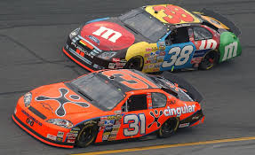 Matt kenseth (17) held off kasey kahne (9) at the line. Nascar Race Mom October 2017