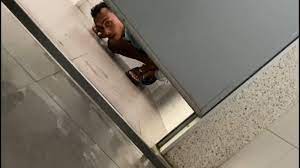 Aku memakai handuk untuk menutupi bagian tubuhku. Wanita Ini Rekam Orang Yang Mengintipnya Saat Berada Di Kamar Mandi Umum Wajah Pelakunya Jelas Tribunnews Com Mobile