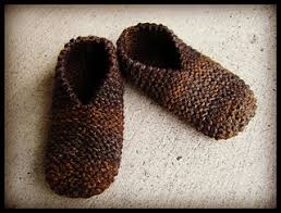 Make a pair of simple chunky cable crochet slippers in 1 hour if you hurry, a little more if your fingers are frozen! Ravelry Basic Chunky Slipper Pattern By Patons