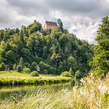 Die Burg Rabeneck Mit Der Klausteinkapelle Frankischeschweiz Frankische Waischenfeld Rabeneck Wiesenttal Wiesent Burg Outdoor River Water