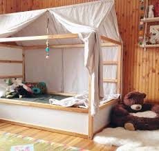 17 Facons De Modifier Le Lit Kura D Ikea Qui Feront Le Bonheur De Vos Enfants Photos Ikea Kura Bed Kura Bed Bed Tent