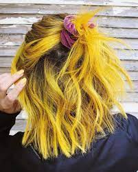 Ni Rubio Ni Pelirrojo Llega El Color Mostaza En Tu Cabellera Y Sera La Tendencia De 2019 Cabello Amarillo Cabello Rubio Amarillo Color De Pelo Corto
