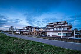 Amadore Hotel Restaurant De Kamperduinen Is Uitgeroepen Tot Beste Hotel Van Zeeland Op Het Uiterste Puntje Van Noord Bevel In 2020 Hotels Stormvloedkering En Restaurant
