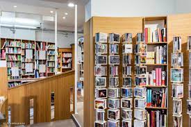 A Livre Ouverts Le Rat Conteur Est L Une Des Plus Ancienne Librairie Jeunesse Independante De Bruxelles Ils Demandant A Joa De Repenser L Ensemble De La Bout