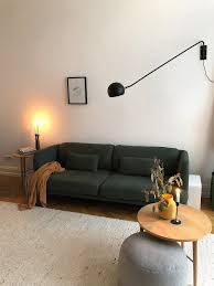 Mit wandfarben, tapeten, bildern, kunst und tollen wohnaccessoires! Herman Zieht Ein Ein Kleines Wohnzimmer Makeover Grunes Sofa Herman Von Made Com Wandlampe Beis Kleine Wohnzimmer Wohnzimmerlampe