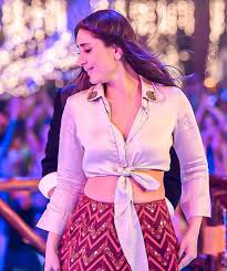 Deepaishworld Hq Pics Of Kareena Kapoor Khan From Laal Ghaghara Indian Bride Outfits Elegant Blouse Designs Indian Designer Outfits