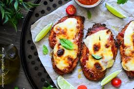 Poulet Parmigiana Ou Encore Poulet Parmesan D Origine Italo Americain Tres Populaire Qui Est Constitue De Poulet Parmigiana Poulet Parmesan Escalope De Poulet